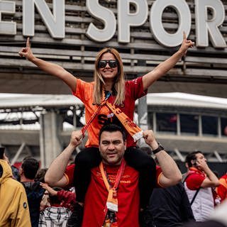 Galatasaray Fans jubeln vor einem Stadion