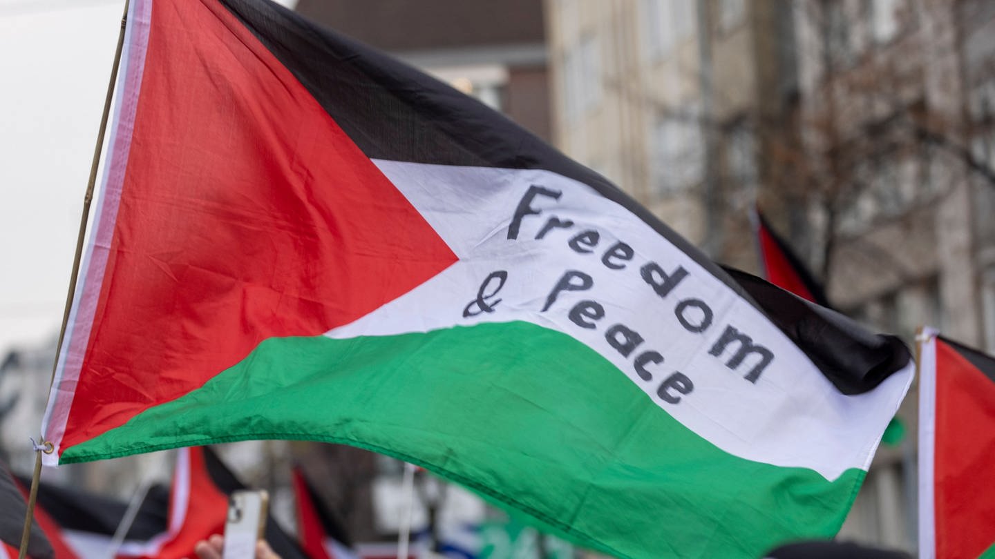 Eine palästinensiche Flagge mit der Aufschrift: «Freedom & Peace» wird geschwenkt (Symbolbild)