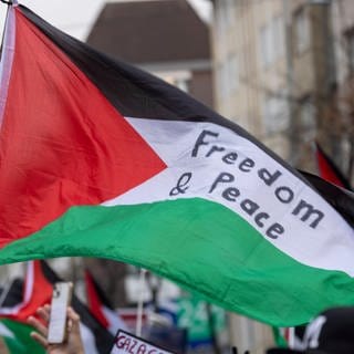 Eine palästinensiche Flagge mit der Aufschrift: «Freedom & Peace» wird geschwenkt (Symbolbild)