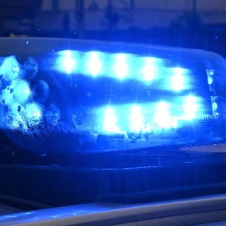 Ein 22-Jähriger ist auf der B36 bei Durmersheim frontal in einen Kieslaster gekracht.