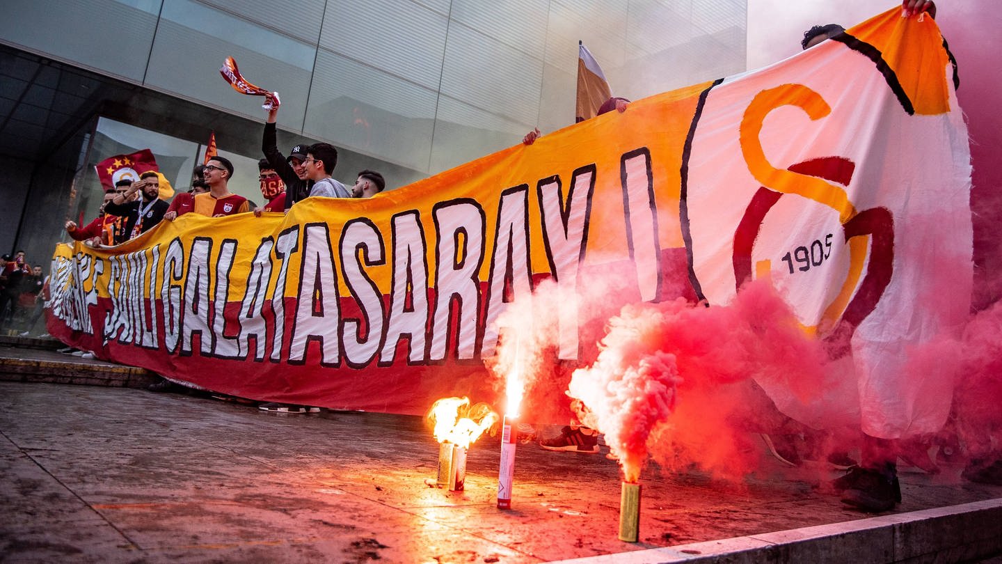 Fans von Galatasaray feiern auf dem Stuttgarter Schlossplatz, nachdem Galatasaray in der Türkei Meister wurde. Das Bild stammt aus dem Jahr 2019.