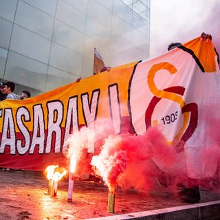 Fans von Galatasaray feiern auf dem Stuttgarter Schlossplatz, nachdem Galatasaray in der Türkei Meister wurde. Das Bild stammt aus dem Jahr 2019.
