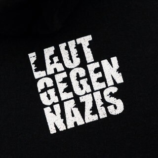 Demo-Teilnehmer trägt "Laut gegen Nazis"-Schriftzug auf seinem T-Shirt.