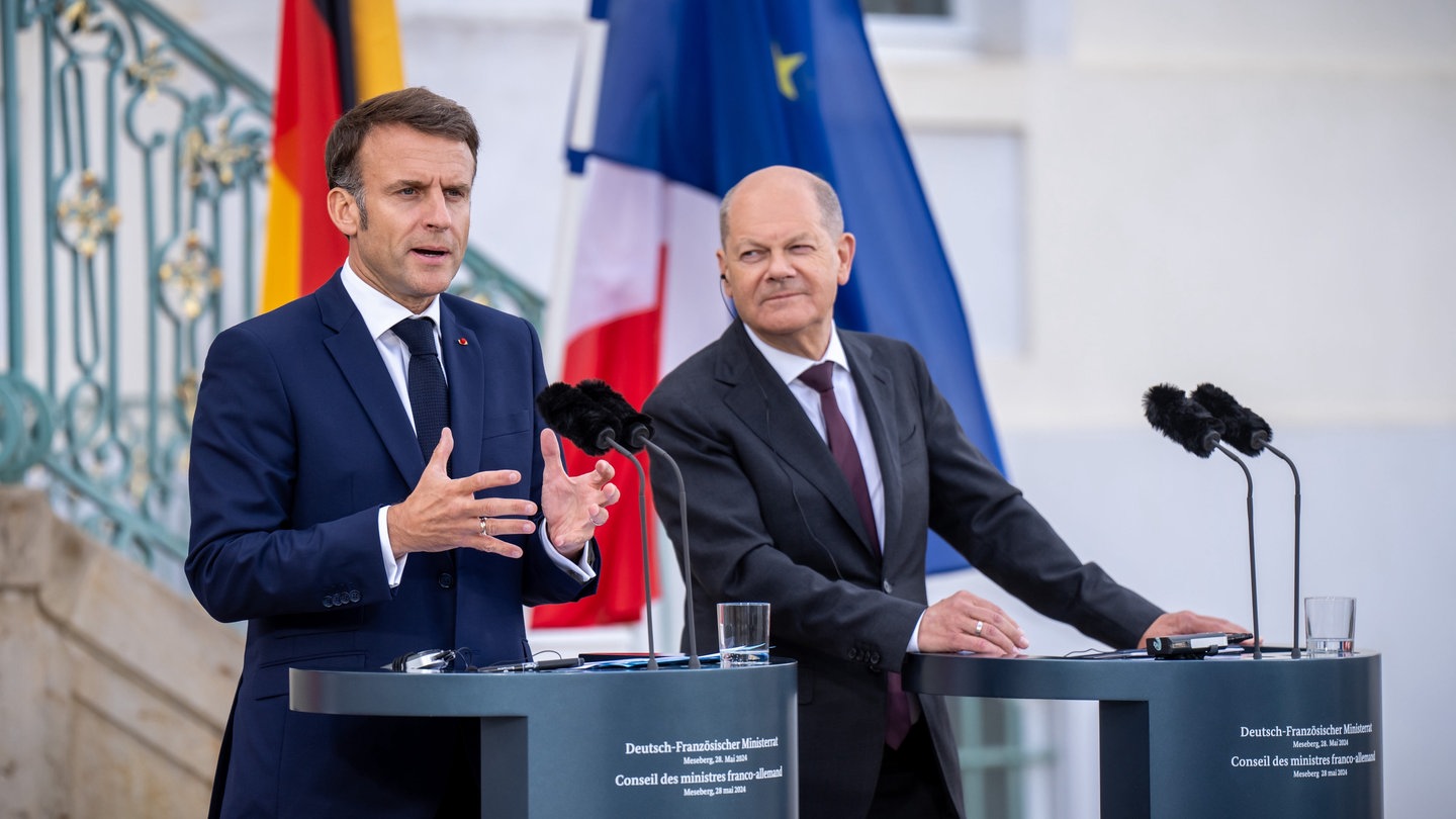 Bundeskanzler Olaf Scholz (r, SPD), steht neben Emmanuel Macron, Präsident von Frankreich, bei der Pressekonferenz beim Deutsch-Französischen Ministerrat vor Schloss Meseberg, dem Gästehaus der Bundesregierung. Beide haben den israelischen Angriff auf Rafah verurteilt.