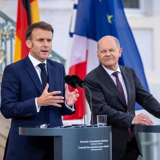 Bundeskanzler Olaf Scholz (r, SPD), steht neben Emmanuel Macron, Präsident von Frankreich, bei der Pressekonferenz beim Deutsch-Französischen Ministerrat vor Schloss Meseberg, dem Gästehaus der Bundesregierung. Beide haben den israelischen Angriff auf Rafah verurteilt.