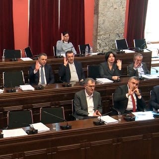 Auf diesem Foto vom georgischen Parlamentsfernsehen nehmen Gesetzgeber an einer Ausschusssitzung des georgischen Parlaments teil.