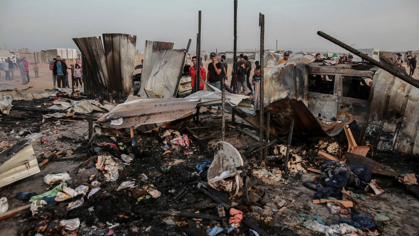 Palästinenser sehen die Zerstörung in einem Flüchtlingslager, das auch bei einem israelischen Angriff auf ein Ziel in Rafah getroffen wurde.