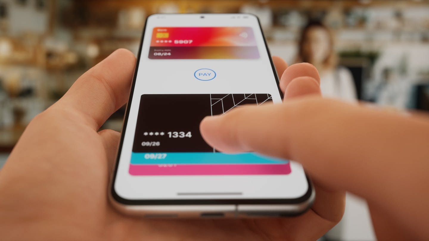 iPhone-Wallet mit verschiedenen Karten zum Bezahlen