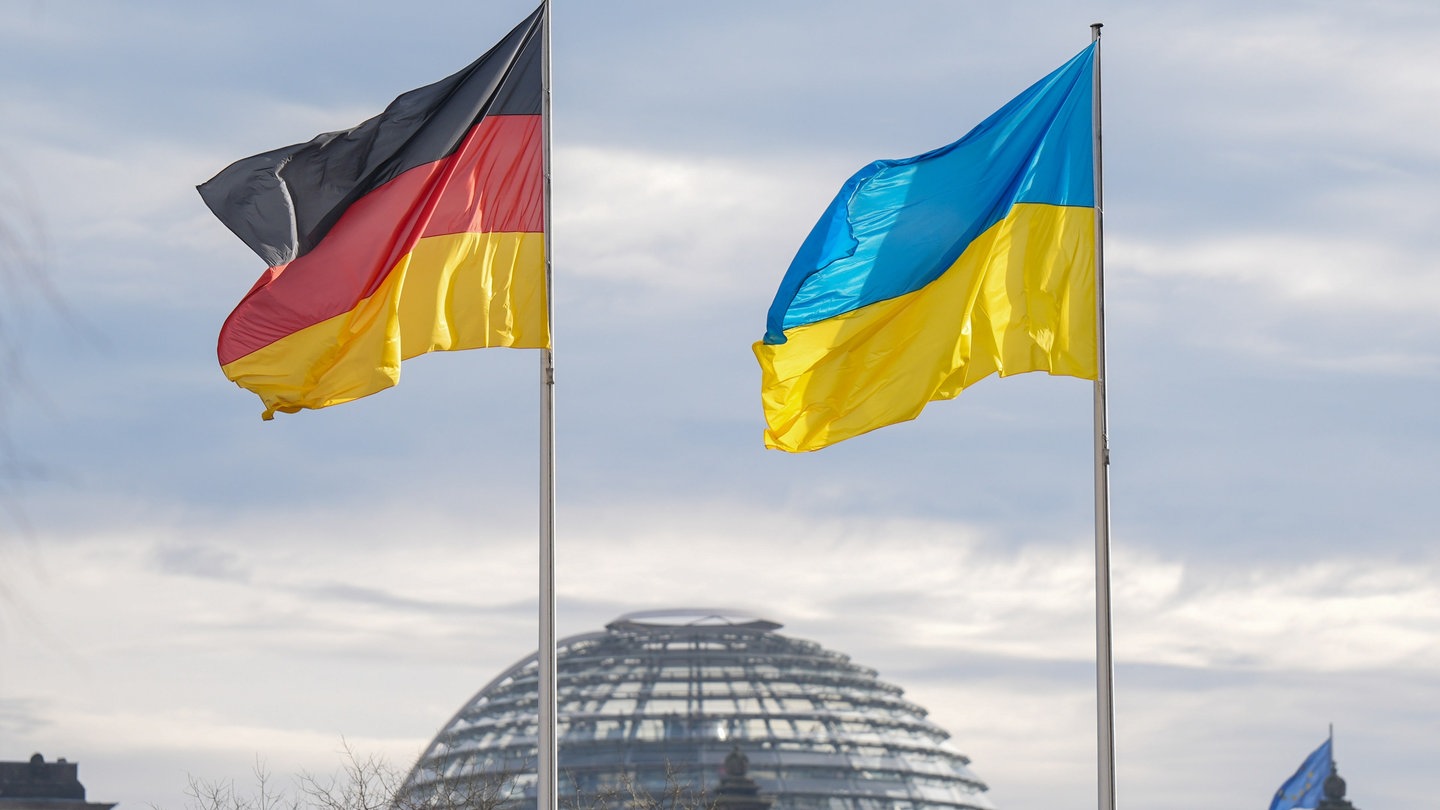 Die Flaggen von Deutschland und der Ukraine wehen vor dem Bundestag: Die Ukraine darf jetzt mit Waffen aus Deutschland Ziele in Russland angreifen