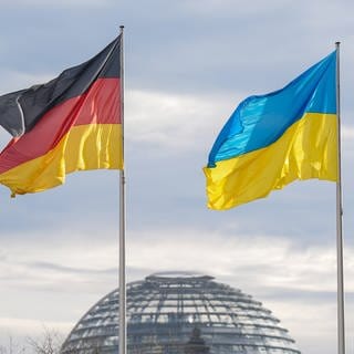 Die Flaggen von Deutschland und der Ukraine wehen vor dem Bundestag: Die Ukraine darf jetzt mit Waffen aus Deutschland Ziele in Russland angreifen