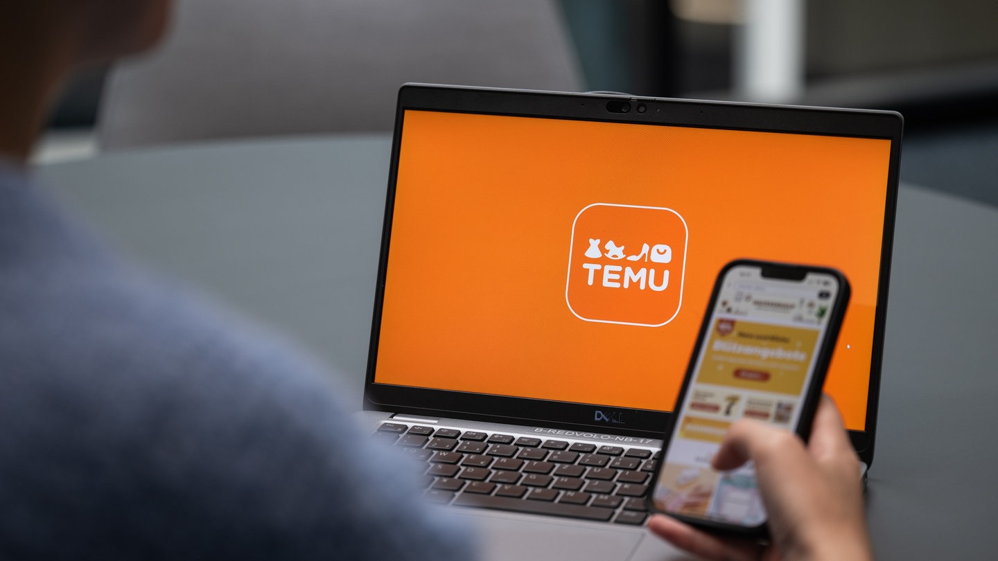 Blick auf einen Laptop mit dem Logo der App Temu