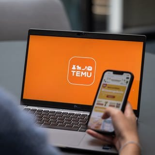 Blick auf einen Laptop mit dem Logo der App Temu