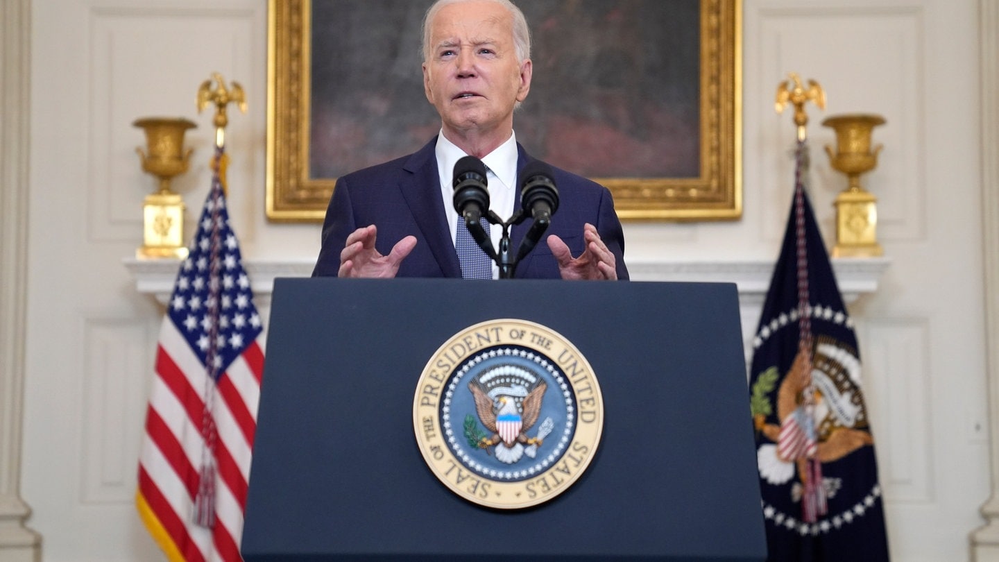 Joe Biden, Präsident der USA, spricht im State Dining Room.