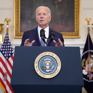 Joe Biden, Präsident der USA, spricht im State Dining Room.