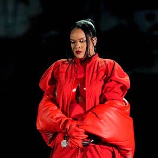 Rihanna trat während der Halbzeitshow auf, bei der sie später bekannt gab, dass sie mit ihrem zweiten Kind schwanger sei. Philadelphia Eagles gegen Kansas City Chiefs.