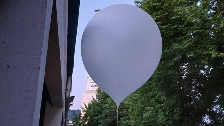 Dieses Foto vom Hauptquartier der Incheon-Feuerwehr zur Verfügung gestellte Foto zeigt einen Ballon mit Müll, der vermutlich aus Nordkorea gesendet wurde. Bereits vor einigen Tagen hat Nordkorea nach Angaben des südkoreanischen Militärs mit Ballons große Mengen von Müll über die stark befestigte Grenze nach Südkorea gesendet.