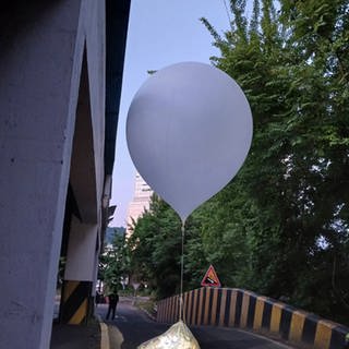 Dieses Foto vom Hauptquartier der Incheon-Feuerwehr zur Verfügung gestellte Foto zeigt einen Ballon mit Müll, der vermutlich aus Nordkorea gesendet wurde. Bereits vor einigen Tagen hat Nordkorea nach Angaben des südkoreanischen Militärs mit Ballons große Mengen von Müll über die stark befestigte Grenze nach Südkorea gesendet.