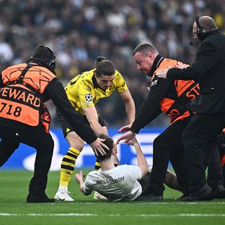 Fußball: Champions League, Borussia Dortmund - Real Madrid, Finale im Wembley Stadion, ein Flitzer wird von Sicherheitskräften eingefangen.