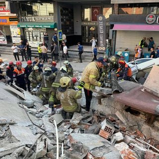 In Istanbul ist am Sonntag ein Wohnhaus eingestürzt. Laut dem Gouverneur von Istanbul hat das Unglück eine Person das Leben gekostet, acht weitere wurden verletzt. Sie mussten teilweise aus den Trümmern befreit werden.