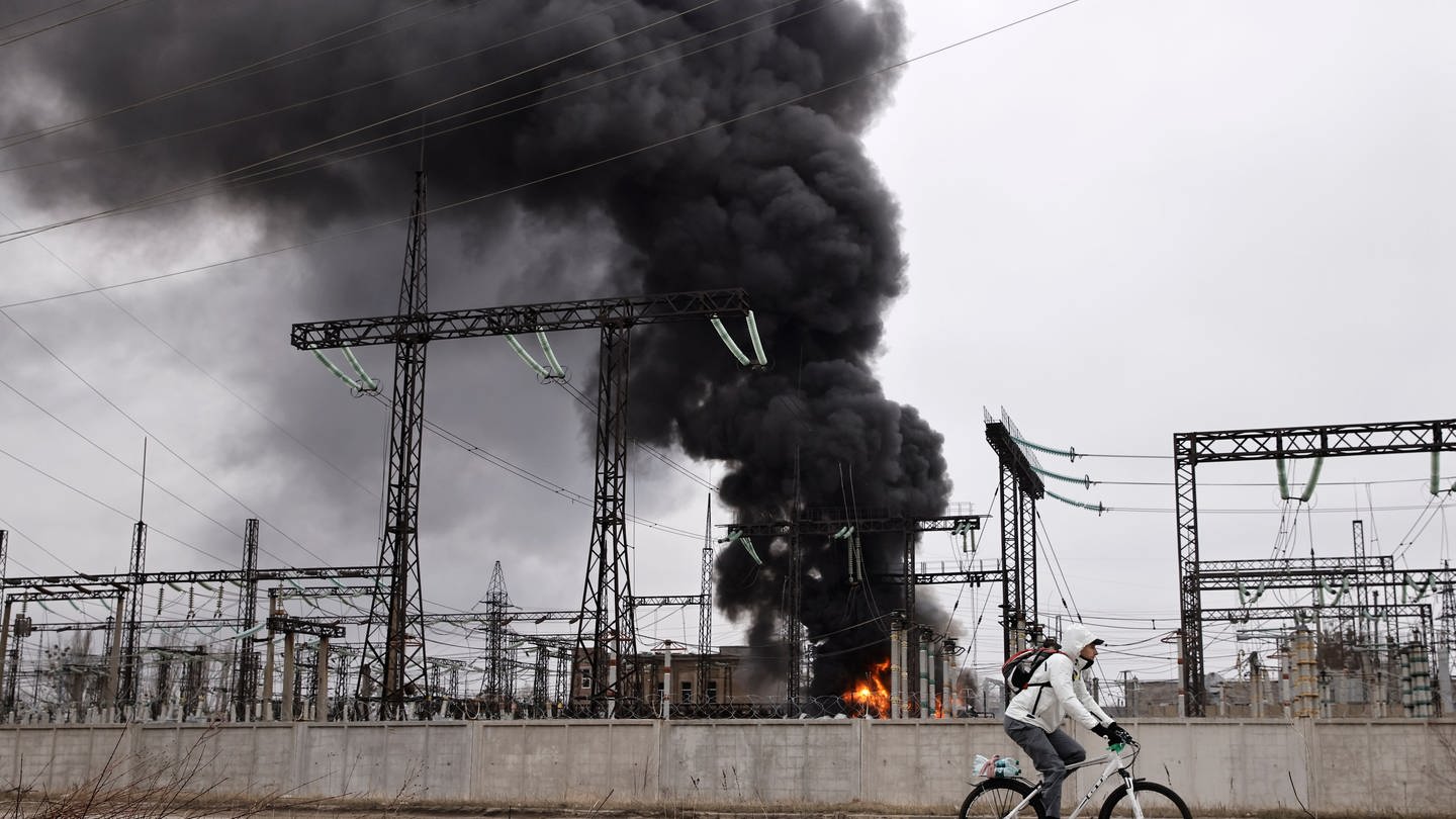 SYMBOLBILD: Hier wird ein Elektrizitätswerk bei einem Angriff getroffen - eine schwarze Rauchwolke steigt in die Luft. Solche Angriffe sorgen unter anderem gerade dafür, dass in der Ukraine der Strom abgeschaltet werden muss.