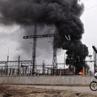 SYMBOLBILD: Hier wird ein Elektrizitätswerk bei einem Angriff getroffen - eine schwarze Rauchwolke steigt in die Luft. Solche Angriffe sorgen unter anderem gerade dafür, dass in der Ukraine der Strom abgeschaltet werden muss.