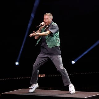Der US-amerikanische Rapper Macklemore (Benjamin Ben Hammond Haggerty) bei seinem Auftritt bei der offiziellen Eröffnungsfeier der Invictus Games Düsseldorf 2023 in der Merkur Spiel Arena