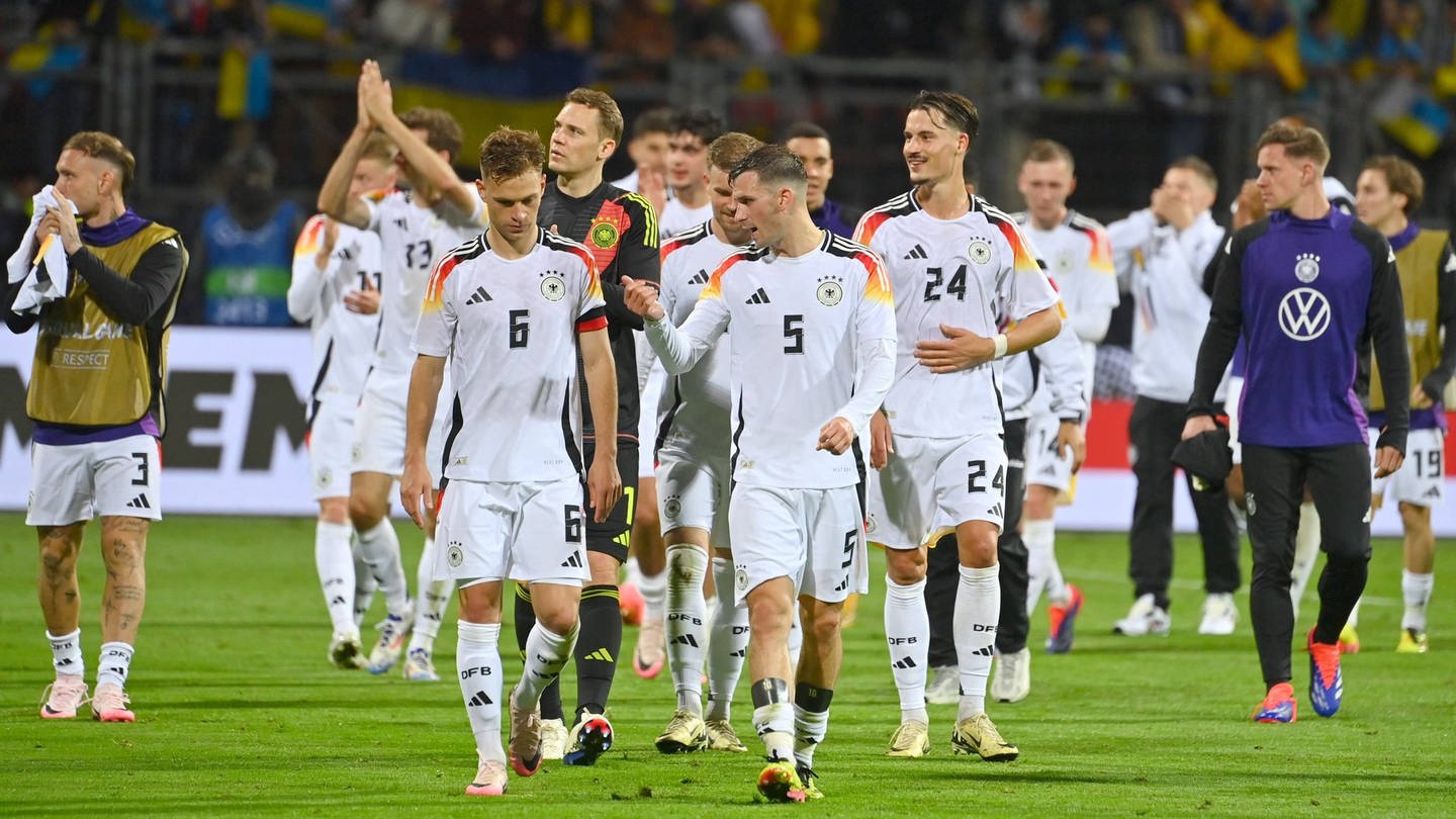 Die DFB-Spieler bedanken sich nach dem Testspiel gegen die Ukraine bei den Fans.