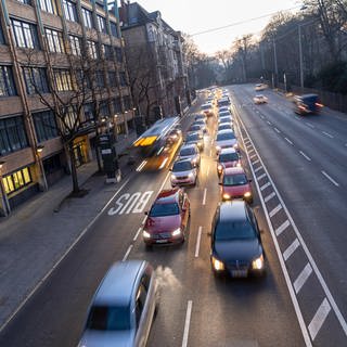 Auto, Bus und Bahn: Laut einer aktuellen TÜV-Umfrage können sich nur wenige Menschen vorstellen, auf ihr Auto zu verzichten.