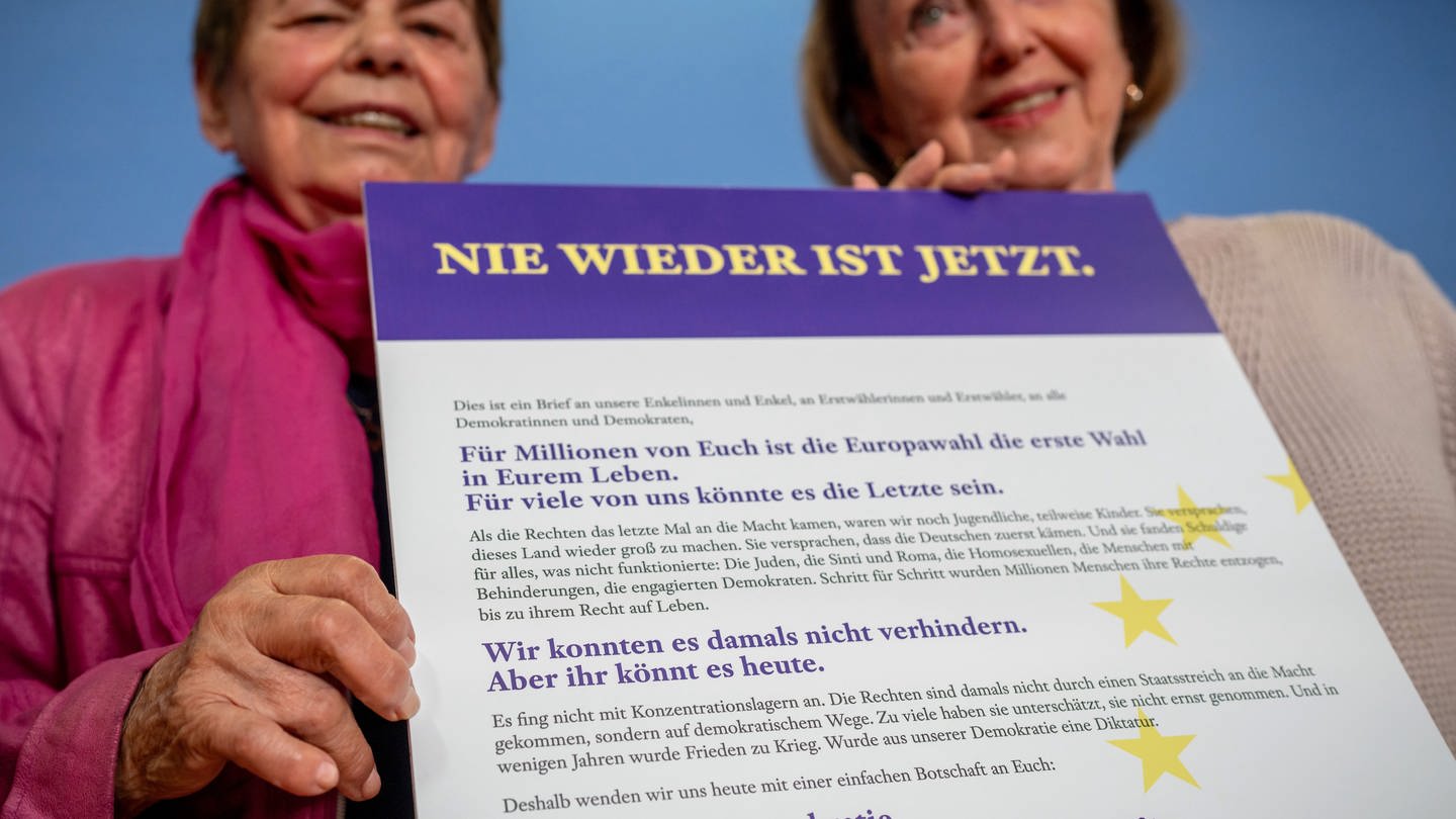 Ruth Winkelmann (l.) und Eva Umlauf stellen einen offenen Brief vor, den sie und andere Überlebende der Shoah zur Europawahl an junge Wähler adressiert haben.