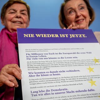 Ruth Winkelmann (l.) und Eva Umlauf stellen einen offenen Brief vor, den sie und andere Überlebende der Shoah zur Europawahl an junge Wähler adressiert haben.