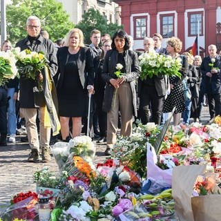 Nancy Faeser und Thomas Strobl legen Blumen für einen bei einer Messerattacke in Mannheim getöteten Polizisten nieder.
