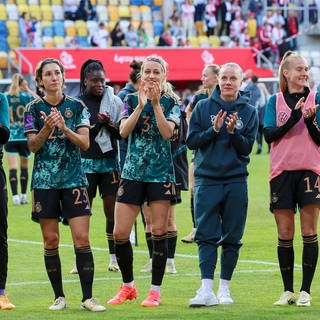 Die deutschen Spielerinnen bejubeln den Auswaertssieg und die vorzeitige Qualifikation fuer die Europameisterschaft 2025 in der Schweiz