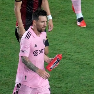 Leo Messi bringt mit Más+ eigene Energydrinks an den Start. Rein optisch gibt es eine gewisse Ähnlichkeit zu PRIME von Logan Paul und KSI.