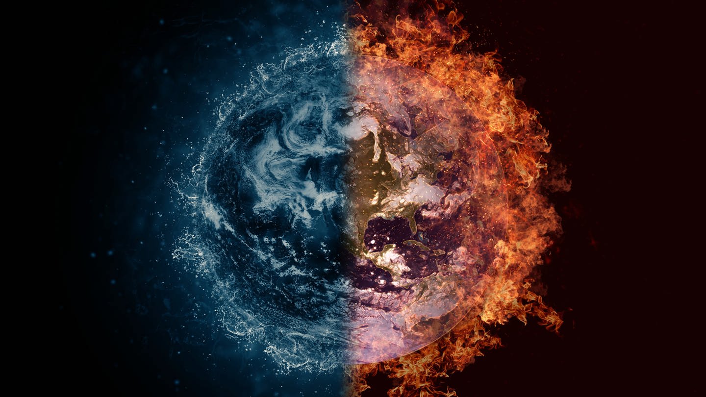 Symbolbild: Die Erde steht zur Hälfte im Wasser und brennt zur Hälfte.