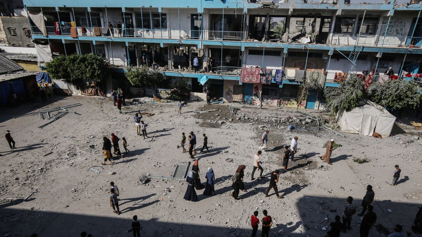 Palästinenser begutachten die Schäden nach einem israelischen Angriff auf eine vom UN-Palästinenserhilfswerk UNRWA betriebene Schule im Flüchtlingslager Nuseirat.