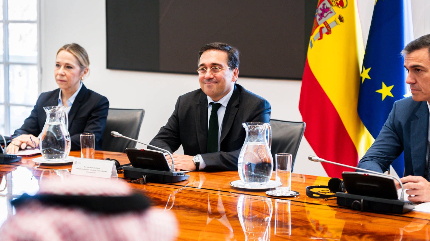 Spanischer Außenminister José Manuel Albares bei Treffen mit arabischen Ministern