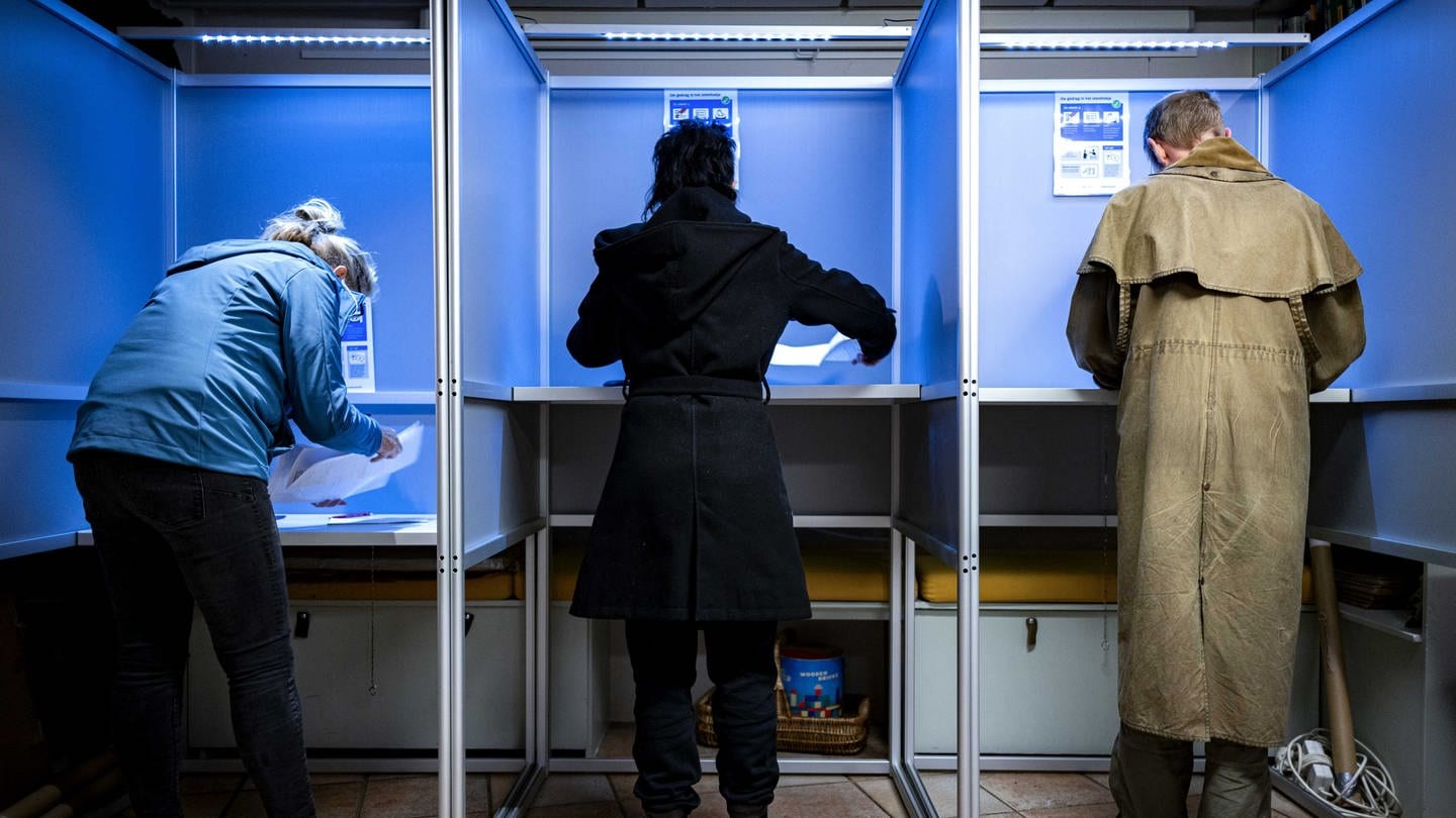 Seit Mitternacht können Wähler im Wahllokal im Kapitän-Rommel-Garten ihre Stimme für die Europawahl abgeben.