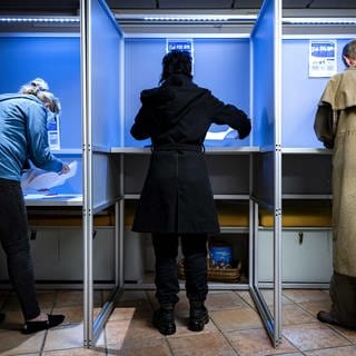 Seit Mitternacht können Wähler im Wahllokal im Kapitän-Rommel-Garten ihre Stimme für die Europawahl abgeben.