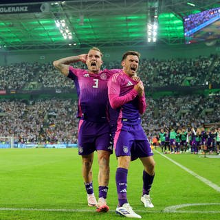 Fußball: Länderspiele, Deutschland - Griechenland, Stadion im Borussia-Park, Deutschlands Pascal Groß (r) jubelt mit Teamkollege David Raum über seinen Treffer zum 2:1 gegen Griechenland.