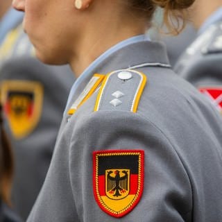 Zu sehen ist eine Soldatin der Bundeswehr. Eine Umfrage gibt Klarheit darüber, wie die Leute eine Rückkehr der Wehrpflicht fänden.