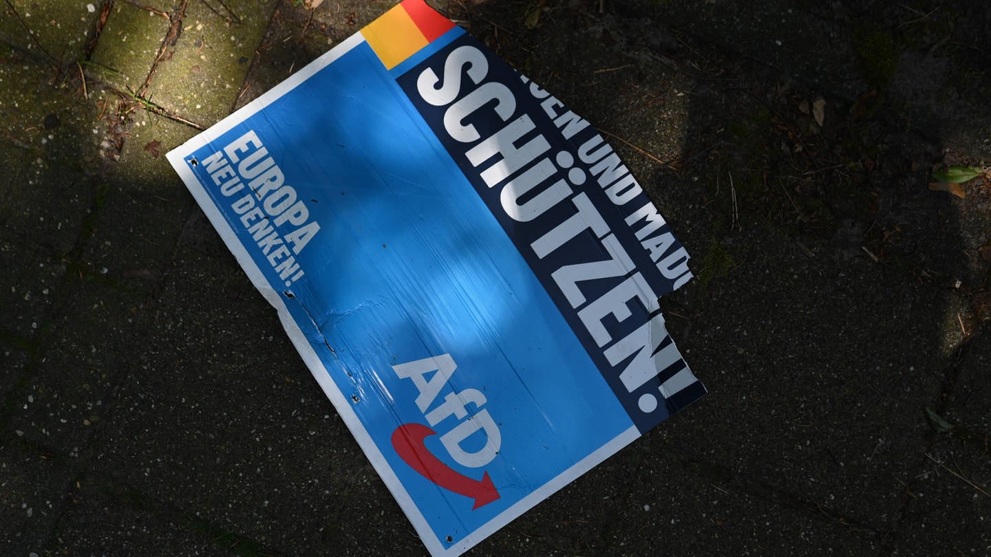 Immer mehr zerstörte Wahlplakate: Ein AFD-Wahlplakat liegt auf dem Gehweg (Symbolbild)