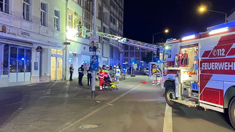 Großeinsatz von Feuerwehr und Polizei in Trier im Bahnhofsviertel: Ein mutiger Bürger rettete einen Bewohner aus seiner verrauchten Wohnung