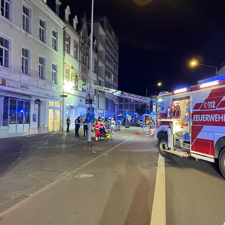 Großeinsatz von Feuerwehr und Polizei in Trier im Bahnhofsviertel: Ein mutiger Bürger rettete einen Bewohner aus seiner verrauchten Wohnung