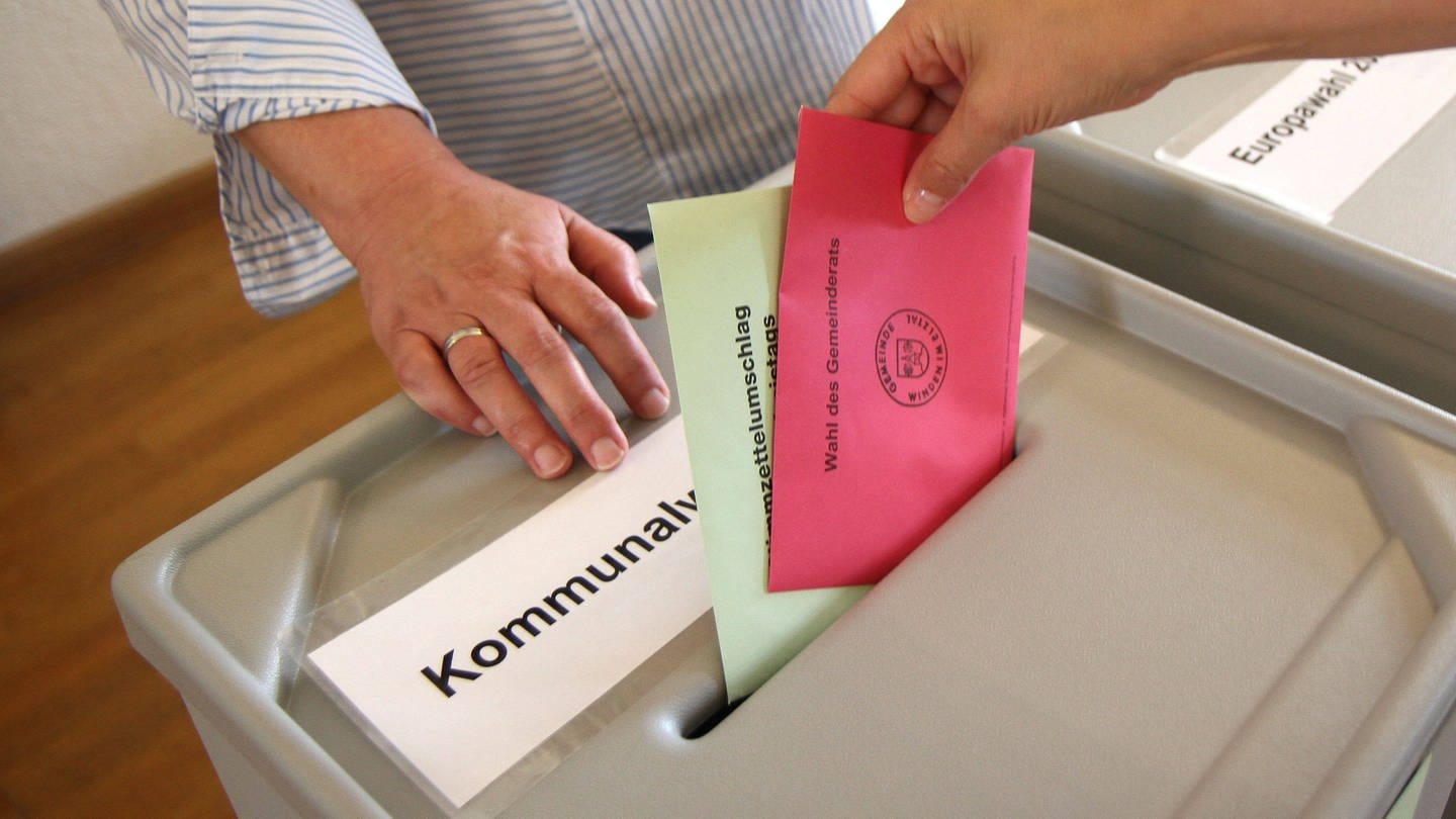 Stimmzettel in der Wahlurne im Wahllokal: Bei der Kommunalwahl 2024 werden Stadt- und Gemeinderäte und Kreistage gewählt.