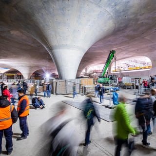 Besucher sehen sich während der „"Tage der offenen Baustelle" am Stuttgarter Hauptbahnhof die Halle an, in der später die Züge Ein- und Ausfahren werden. 