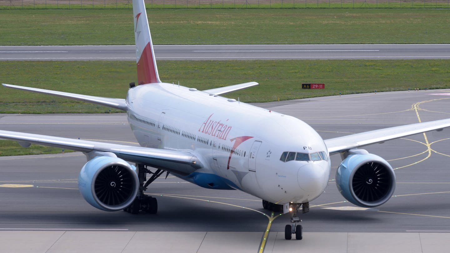 SYMBOLBILD: Eine Maschine der Austrian Airlines aus Tokio mit der belarussischen Athletin Kristina Timanowskaja an Board steht nach ihrer Landung am Flughafen Wien-Schwechat.
