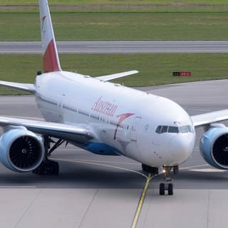 SYMBOLBILD: Eine Maschine der Austrian Airlines aus Tokio mit der belarussischen Athletin Kristina Timanowskaja an Board steht nach ihrer Landung am Flughafen Wien-Schwechat.