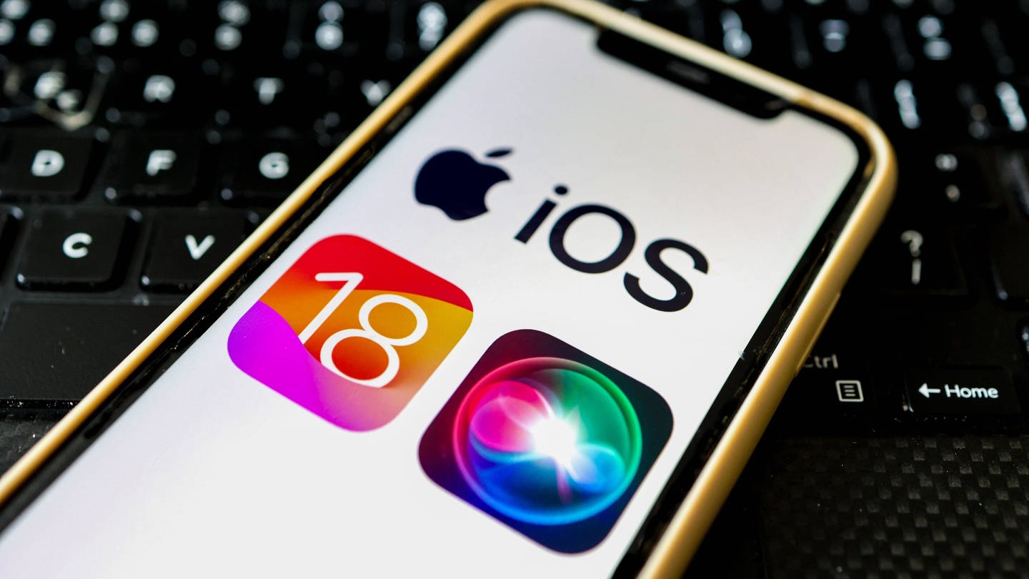 Das Logo von iOS 18 auf einem iPhone.