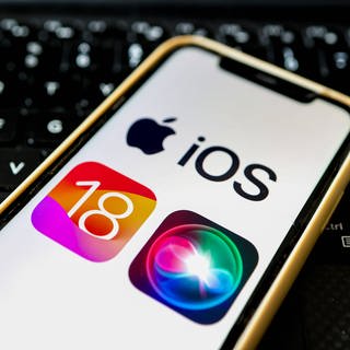 Das Logo von iOS 18 auf einem iPhone.