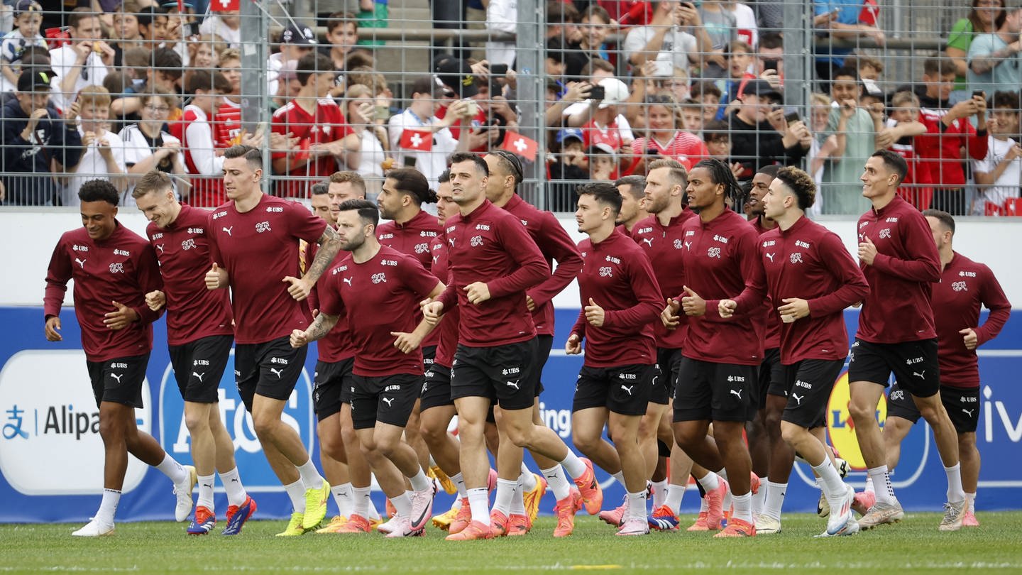 Die Schweizer Spieler wärmen sich während einer Trainingseinheit vor der EM 2024 im «Stadion auf der Waldau» in Stuttgart auf. Aber: Es gibt Kritik am Rasen.